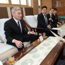 [포토] 정의선 회장이 보낸 취임 축하문서 보는 권오을 장관