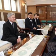 [포토] 정의선 회장이 보낸 축하문서 보는 권오을 장관
