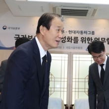 [포토] 인사하는 권오을 장관과 성김 전략담당