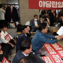 [포토] 김문수 후보와 인사하는 전한길