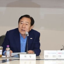 [포토] 김기문 회장 발언 듣는 김영훈 장관
