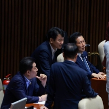 [포토] 본회의장에서 대화하는 민주당 지도부