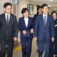 [포토] 새정부 경제성장전략 발표장 입장하는 경제장관들