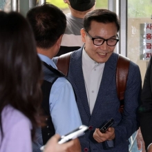 [포토] 송호종 전 경호처 부장, 웃으면서 특검 출석