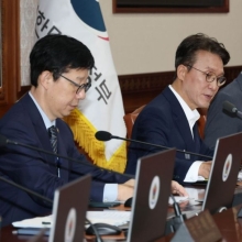 [포토] 의사봉 두드리는 김민석 총리