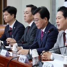 [포토] 장동혁, 첫 최고위 회의 주재..."과거 옷 벗고 미래로"