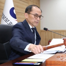 [포토] SKT 제재안 심의 개회하는 고학수 위원장