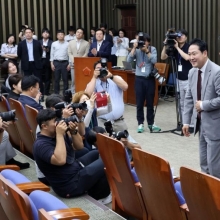 [포토] 의원들에게 인사하는 장동혁 신임 대표