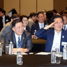 [포토] 거수경례로 인사하는 정청래-김병주