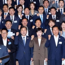 [포토] 정청래 "혁명보다 어려운 개혁…똘똘 뭉치면 못할 게 없다"