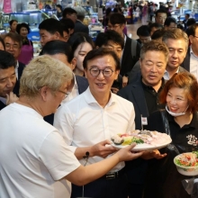 [포토] 노량진 수산시장 찾은 전재수 장관