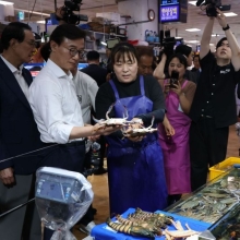 [포토] 가을 꽃게 구입하는 전재수 장관