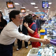 [포토] 노량진 수산시장 상인들 만나는 전재수 장관