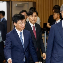 [포토] 간담회장 들어서는 이찬진 금융감독원장