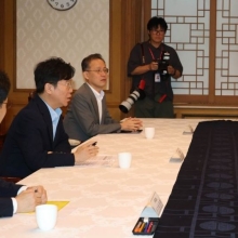[포토] 대화하는 김영훈 장관과 김정관 장관