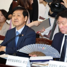 [포토] APEC부채 들고 있는 최태원 회장