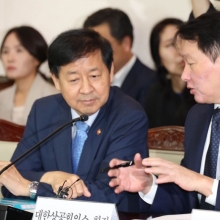[포토] 구윤철 부총리와 대화하는 최태원 회장