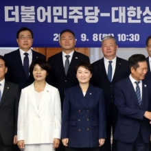 [포토] 악수 나누는 최태원 회장-정청래 대표