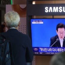 [포토] 이재명 대통령 기자회견 지켜보는 시민들