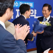 [포토] 박지원 평당원 최고위원에게 꽃다발 전달하는 정청래 대표