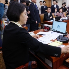 [포토] 의사봉 두드리는 추미애 법사위원장