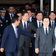 [포토] '여사님이 앞으로, 실장님이 앞으로'