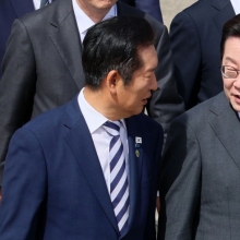 [포토] 순방길에 정청래 대표와 의견 교환하는 이재명 대통령
