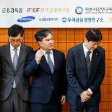 [포토] 연구기관장과 인사하는 이찬진 금융감독원장