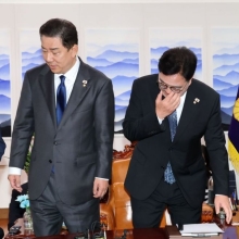 [포토] 돌아서 자리로 향하는 여야