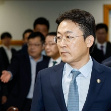 [포토] 협약식장 들어서는 권대영 부위원장-조용병 회장