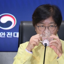 [포토] 물마시는 정은경 보건복지부 장관