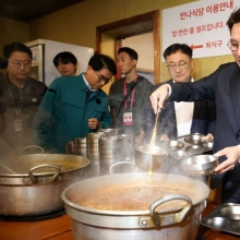 [포토] 천원 백반식당 방문한 김민석 국무총리