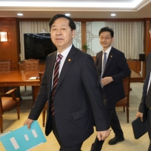 [포토] 제1회 3+알파(α) 회의 참석하는 구윤철, 배경훈 부총리 