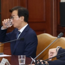 [포토] 시계보는 구윤철 경제부총리