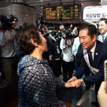 [포토] 귀성객들에게 인사하는 민주당 지도부
