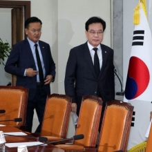 [포토] 회의실 들어서는 장동혁-송언석