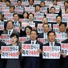 [포토] 민주당 "CCTV에 '尹 지시문' 든 모습 선명…한덕수는 계엄 공범"