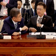 [포토] 대화하는 조현 외교장관과 유재성 경찰청장직무대행