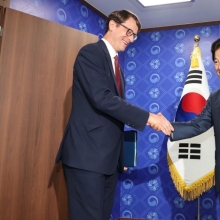 [포토] 악수하는 필립 베르투 주한프랑스대사와 정동영 장관