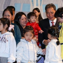 [포토] 다문화 가족과 대화하는 이학재 인천공항공사 사장