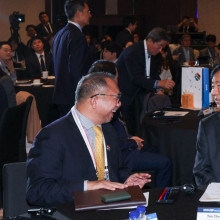 [포토] APEC 사무국장과 대화하는 경제부총리