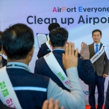 [포토] 인천공항, APEC 앞두고 대규모 환경정화 캠페인