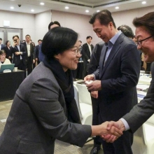 [포토] 악수하는 한성숙 장관-박승희 삼성전자 사장