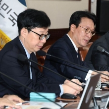 [포토] 의사봉 두드리는 김민석 국무총리