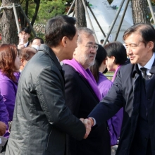 [포토] 이태원참사3주기 기억식에서 만난 조국-오세훈