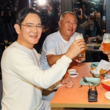 [포토] 치맥으로 하나 된 이재용, 정의선, 젠슨황 회장