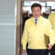 [포토] 중대본 회의 참석하는 윤호중 장관