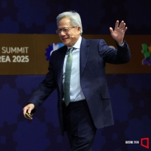 [포토] 손 인사하는 젠슨 황 엔비디아 CEO