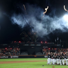 프로야구 LG, 한화에 4승1패…2년 만에 한국시리즈 패권 탈환