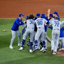 다저스, 토론토 꺾고 MLB 월드시리즈 2연패…김혜성 교체 출전